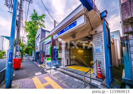 日本の横浜都市景観 横浜市営地下鉄 蒔田駅出入口1などを望む…＝6月3日 115960615