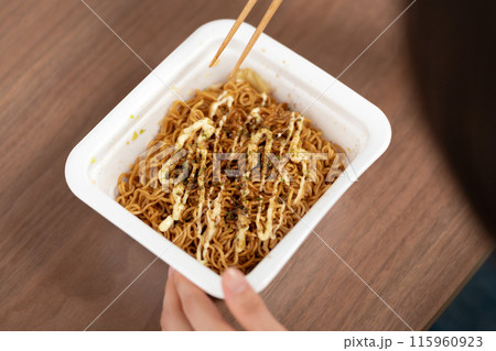 カップ焼きそばを食べる女性　手元 115960923
