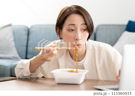 カップ焼きそばを食べる女性 カップ焼きそばを食べる女性 115960933