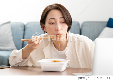カップ焼きそばを食べる女性 115960934