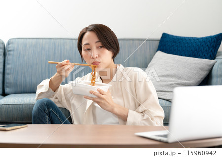 カップ焼きそばを食べる女性 カップ焼きそばを食べる女性 115960942