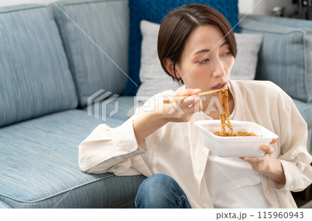 カップ焼きそば女性 115960943