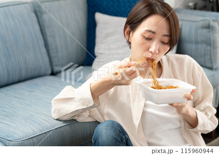 カップ焼きそば女性 カップ焼きそば女性 115960944