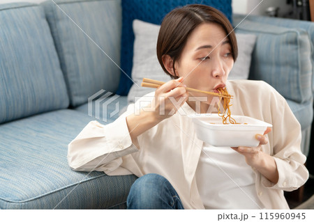 カップ焼きそば女性 カップ焼きそば女性 115960945