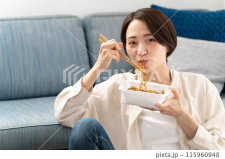 カップ焼きそば女性 115960948