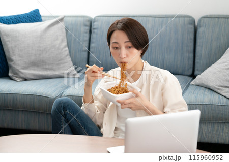 カップ焼きそばを食べる女性 カップ焼きそばを食べる女性 115960952