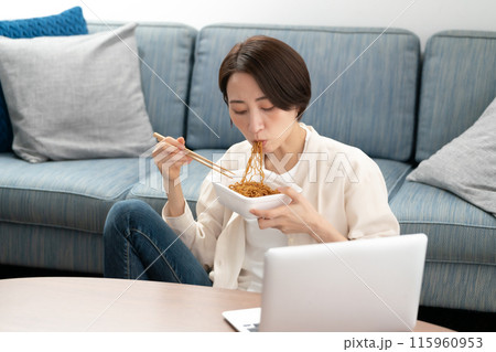 カップ焼きそばを食べる女性 カップ焼きそばを食べる女性 115960953
