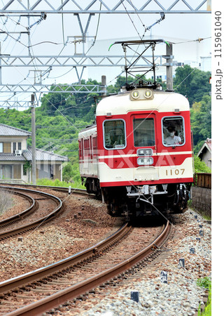 3両編成で木幡駅に到着する粟生行き普通列車、神戸電鉄1100系電車です。 3両編成で木幡駅に到着する粟生行き普通列車、神戸電鉄1100系電車です。 115961040