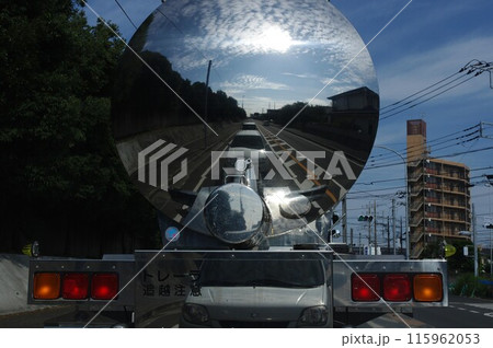 街中を走る牛乳タンクローリーの銀鏡に映る空と雲1 115962053