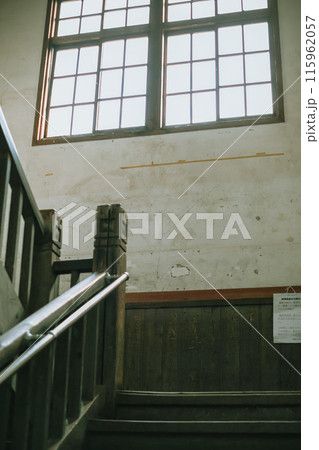 木造の学校の階段 木造の学校の階段 115962057