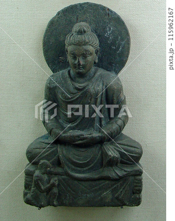 ガンダーラの要衝 パキスタンのペシャワール博物館に展示される釈尊座像 ガンダーラの要衝 パキスタンのペシャワール博物館に展示される釈尊座像 115962167