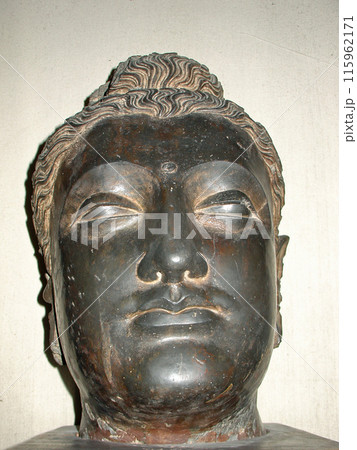 ガンダーラの要衝　パキスタンのペシャワール博物館に展示される仏像の頭 115962171