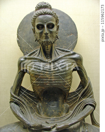 パキスタンのラホール博物館に展示される世界的に貴重なお釈迦様の苦行の姿 115962173