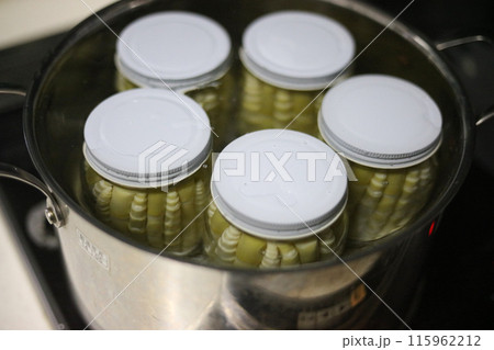瓶詰めした根曲がり竹を煮る様子 115962212