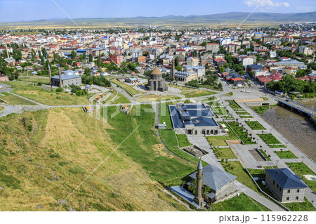 ヴァイゾール・モスクとキュンベット・ジャーミィとカルス街並み 115962228