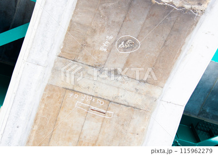 コンクリート柱に異物混とワイヤー露出 コンクリート柱に異物混とワイヤー露出 115962279