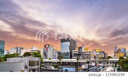 JR川崎駅東口の都市風景　朝焼けに染まる川崎の街並み【神奈川県・川崎市】 115962294