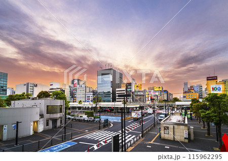 JR川崎駅東口の都市風景　朝焼けに染まる川崎の街並み【神奈川県・川崎市】 115962295
