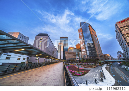 川崎市の都市景観 早朝のJR川崎駅西口の街並み【神奈川県】 川崎市の都市景観 早朝のJR川崎駅西口の街並み【神奈川県】 115962312