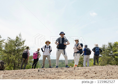 ハイキングを楽しむ男女 115962527