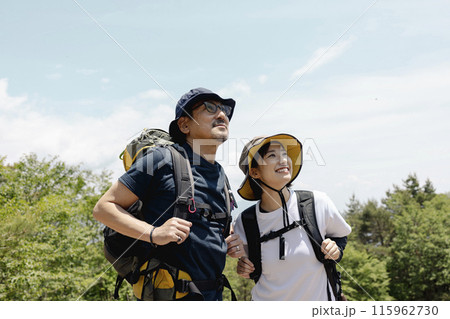 ハイキングを楽しむ親子 ハイキングを楽しむ親子 115962730