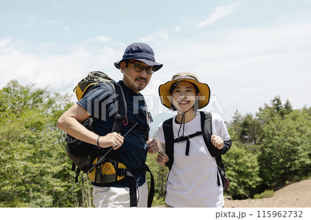 ハイキングを楽しむ親子 ハイキングを楽しむ親子 115962732