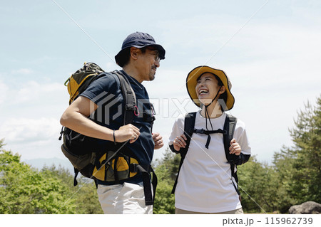 ハイキングを楽しむ親子 115962739