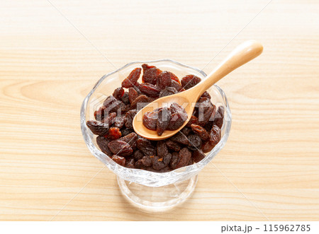 ガラスの器に盛ったレーズン（スプーン付） 115962785