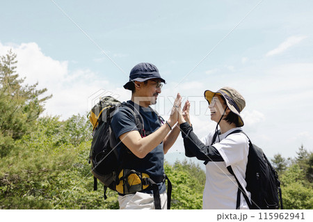 ハイキングを楽しむ親子 115962941
