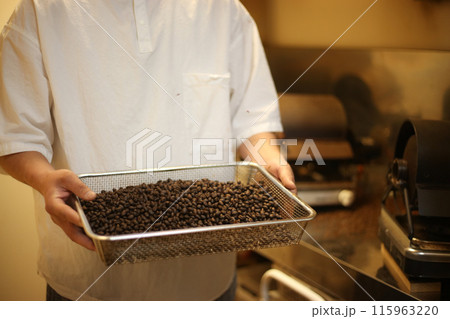 焙煎したコーヒー豆のチャフをふるい落とす様子 焙煎したコーヒー豆のチャフをふるい落とす様子 115963220