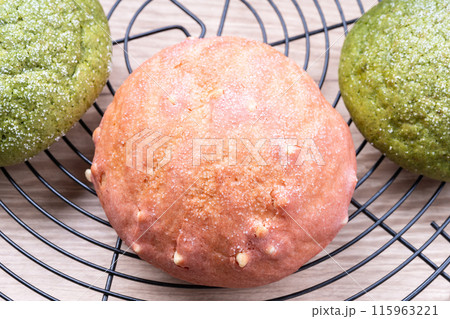 抹茶メロンパンとイチゴメロンパン 115963221