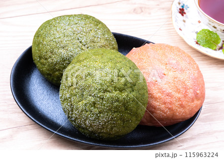 抹茶メロンパンとイチゴメロンパン 抹茶メロンパンとイチゴメロンパン 115963224