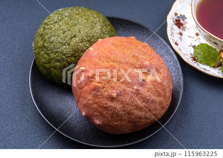 抹茶メロンパンとイチゴメロンパン 抹茶メロンパンとイチゴメロンパン 115963225