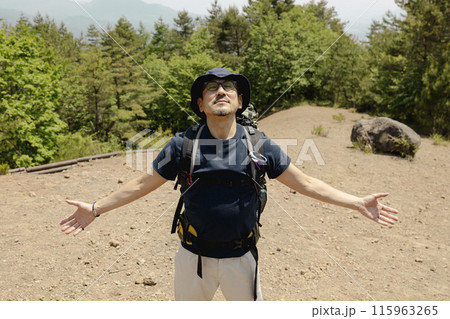 ハイキングを楽しむ男性 ハイキングを楽しむ男性 115963265