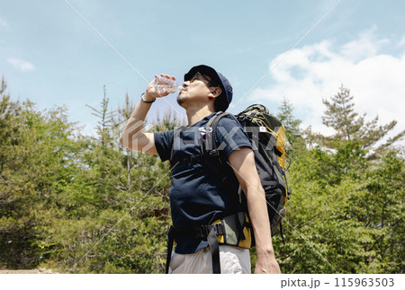 ハイキングを楽しむ男性 115963503