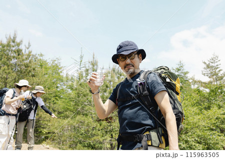 ハイキングを楽しむ家族 ハイキングを楽しむ家族 115963505