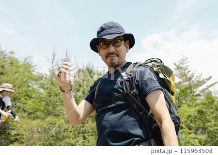 ハイキングを楽しむ家族 ハイキングを楽しむ家族 115963508