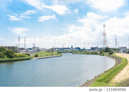 快晴の鶴見川と奥に見える樽綱橋・電波塔 快晴の鶴見川と奥に見える樽綱橋・電波塔 115964098