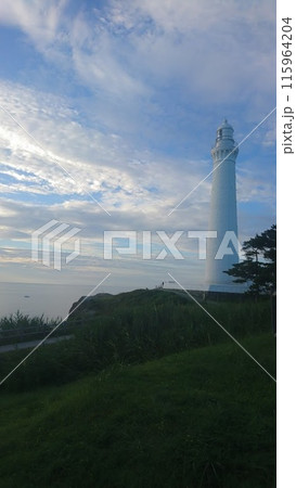 日御碕灯台と雲と緑の風景 115964204