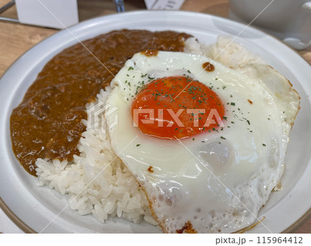 カレーライス目玉焼きトッピング 115964412