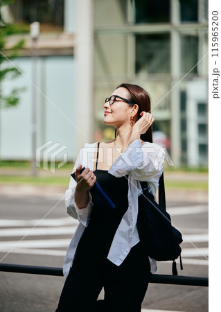 手帳を持って微笑む若い女性 手帳を持って微笑む若い女性 115965200