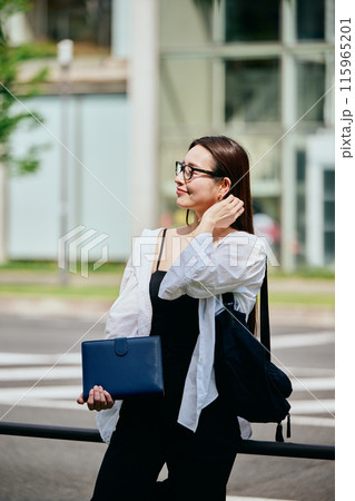 手帳を持って微笑む若い女性 手帳を持って微笑む若い女性 115965201
