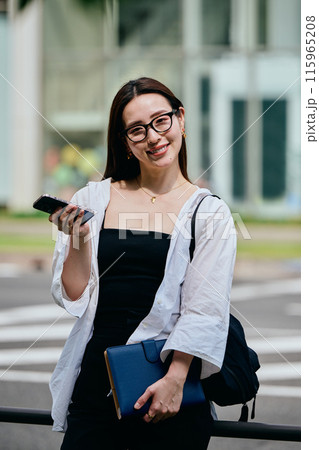 スマホを操作する若い女性 スマホを操作する若い女性 115965208