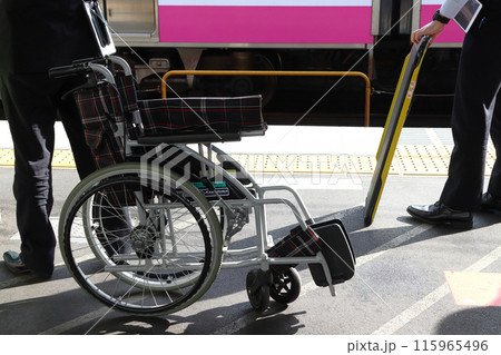 電車用スロープと車椅子（お客様ご案内） 115965496