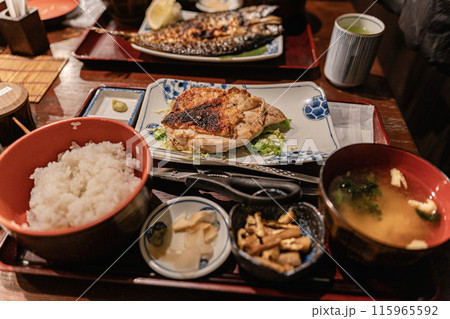炭火焼食堂こがねやの大山鶏の香味刺身ステーキ定食 115965592