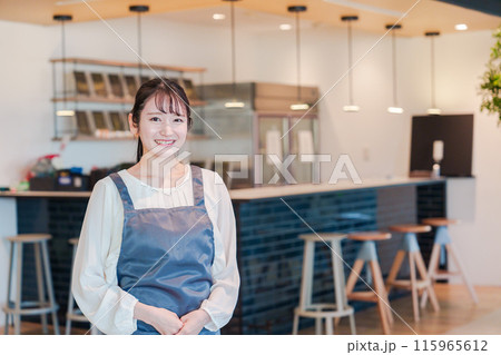 笑顔で働くカフェスタッフの女性 115965612