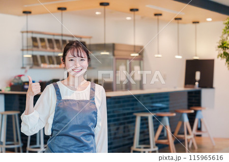 笑顔で働くカフェスタッフの女性 笑顔で働くカフェスタッフの女性 115965616