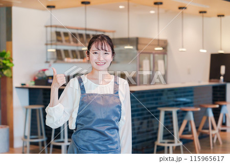 笑顔で働くカフェスタッフの女性 115965617