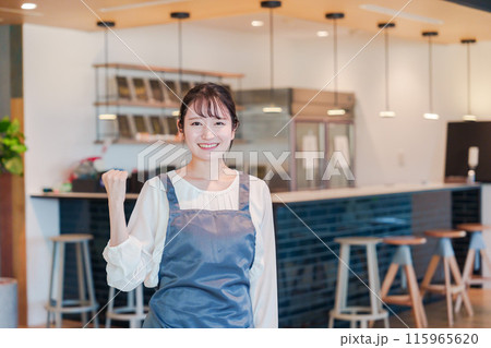 笑顔で働くカフェスタッフの女性 115965620