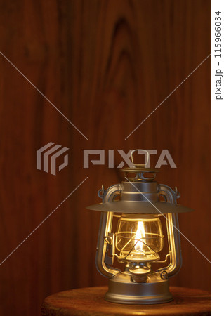 アルコールランタンを灯す背景素材 115966034